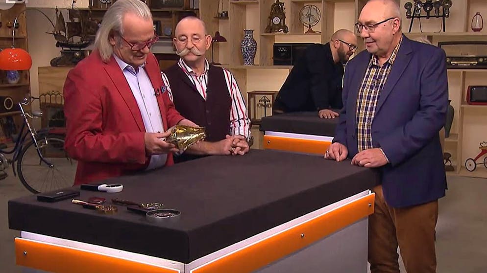 «Bares für Rares»-Experte Albert Maier (l.) und Moderator Horst Lichter begutachten die Sauciere von Verkäufer Klaus-Dieter Gabbert.
