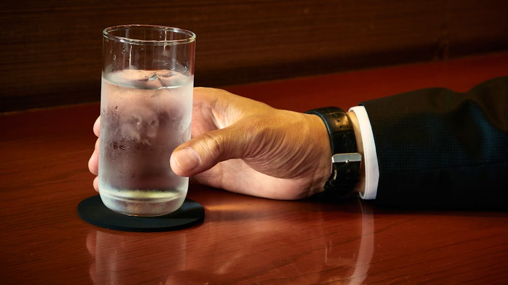 So lange sind Viren auf Oberflächen ansteckend. Infiziert wird man immer über den Mund, das heisst, die Viren werden via Schmierinfektion oder durch kontaminiertes Wasser oder Speisen übertragen, wie in einer Publikation des Bundesamts für Gesundheit (BAG) zu lesen ist. Anstecken kann man sich über einen Gegenstand, der mehrere Tage zuvor von einer infizierten Person kontaminiert wurde.<br>