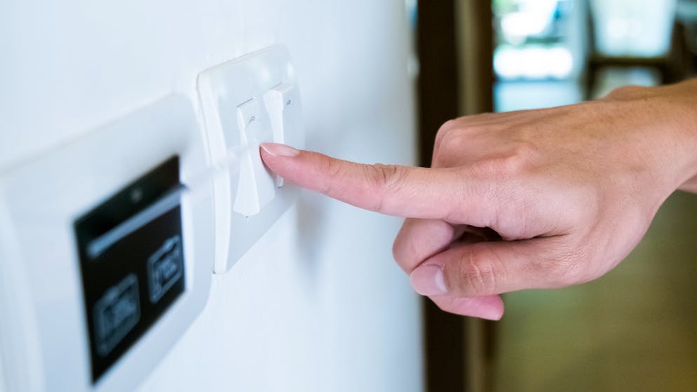 So lange sind Viren auf Oberflächen ansteckend. Laut der britischen Gesundheitsbehörde NHS sind Rhinoviren – abhängig von Faktoren wie Oberflächenstruktur, Luftfeuchtigkeit und Temperatur – sogar bis zu sieben Tage ausserhalb des Körpers ansteckend.