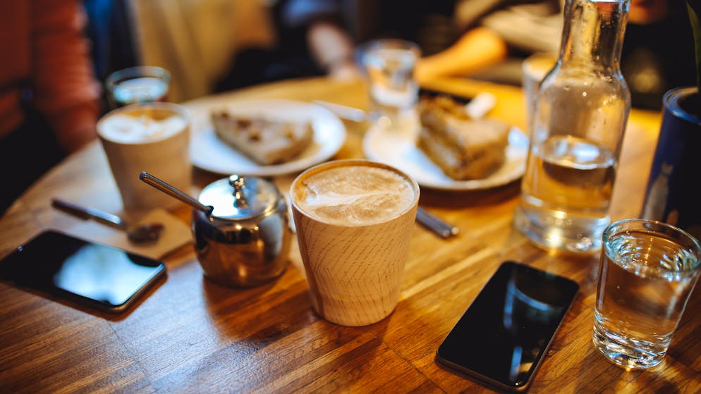 So lange sind Viren auf Oberflächen ansteckend. Mit einer wissenschaftlichen Übersichtsarbeit legten Forscher der Universität Greifswald und der Ruhr-Universität Bochum nahe, dass das neuartige Coronavirus 2019-nCoV bis zu neun Tage ausserhalb des menschlichen Körpers ansteckend sein kann.