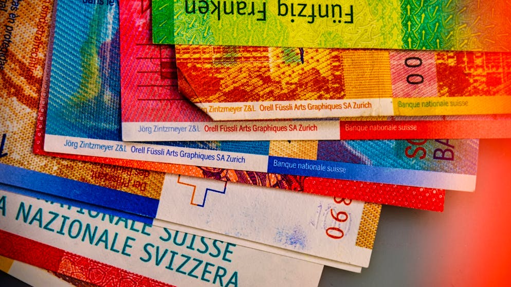 So lange sind Viren auf Oberflächen ansteckend. Eine grössere Ansammlung von Grippeviren des Stamms Influenza-A kann auf einer Banknote bis zu 17 Tage auf ein neues, potenzielles Opfer lauern. Das geht aus einer Untersuchung einer Forschungsgruppe um den Virologen Yves Thomas von der Universitätsklinik Genf hervor. Eine Analyse aus dem «Journal of Infectious Disease» prognostiziert den Erregern auf glatten Kunststoffoberflächen eine «Überlebenszeit» von etwa 48 Stunden. <br>