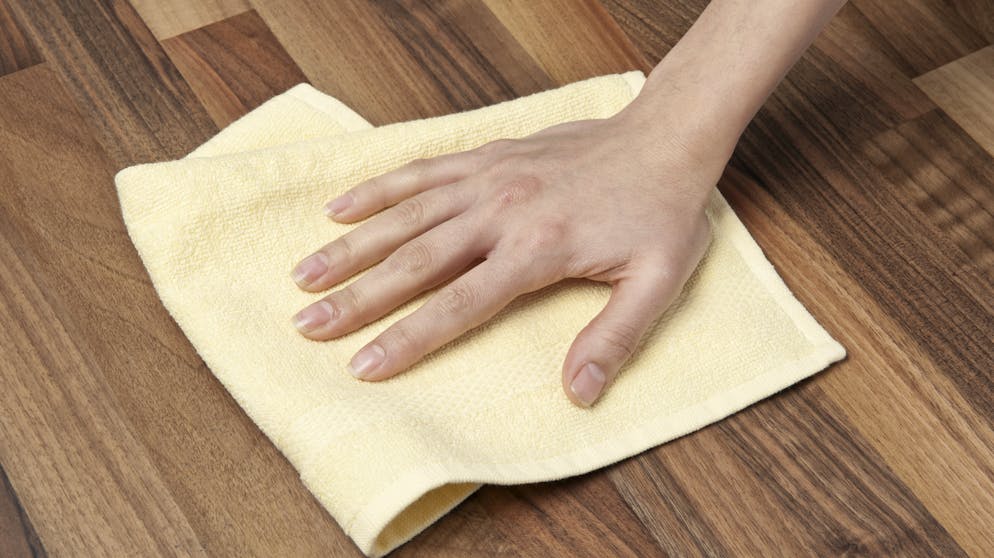 So lange sind Viren auf Oberflächen ansteckend. Forscher des internationalen Textilforschungszentrums Hohenstein im deutschen Bönnigheim fanden heraus, dass Herpes-Simplex-Viren auf einem Stofflappen mitunter 48 Stunden infektiös bleiben. Frühere Untersuchungen zeigten, dass die Erreger bis zu acht Wochen auf harten Oberflächen ausharren und eine Infektion auslösen können. Sogar eine 40-°C-Wäsche sollen sie mühelos überstehen. 