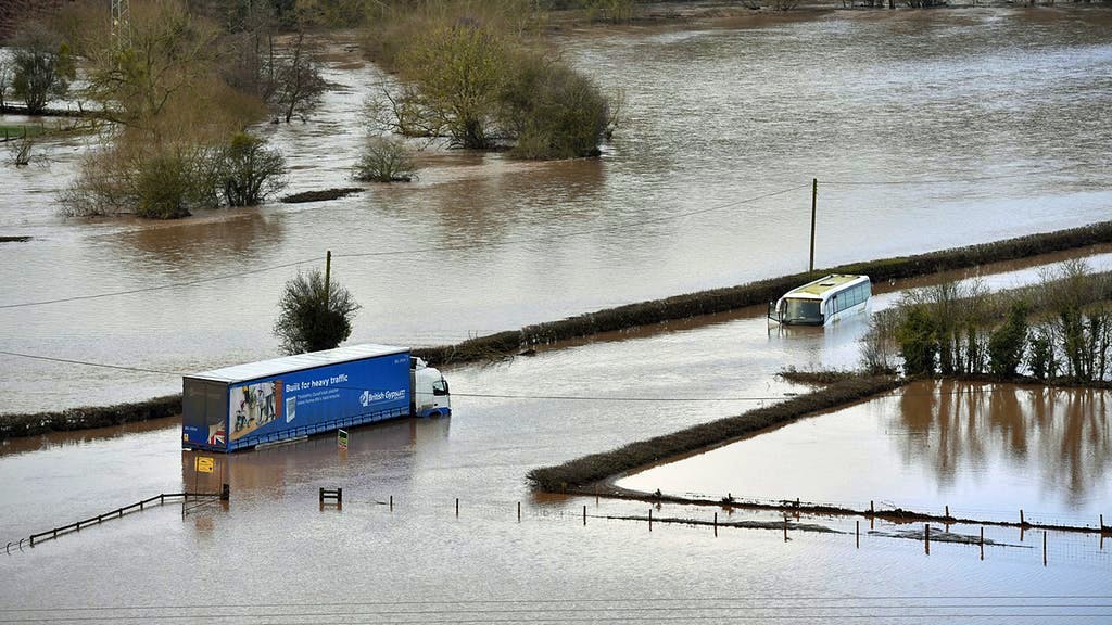 Di male in peggio: la violenta tempesta Dennis ha riversato enormi quantità di pioggia in Gran Bretagna nel fine settimana. A Lindridge, il fiume Teme è straripato travolgendo con le sue acque un camion e un autobus.
