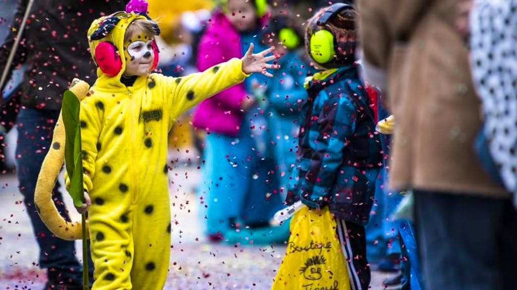 Di umore allegro: un bambino lancia coriandoli al carnevale di Santa Croce, in Svizzera.