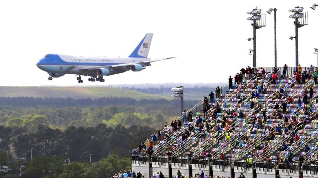 Il presidente degli Stati Uniti sta per atterrare: l'Air Force One, con Donald Trump a bordo, passa davanti alla tribuna del Daytona International Speedway di Daytona Beach, in Florida, dove si svolge ogni anno la Daytona 500, una gara automobilistica di 500 miglia.