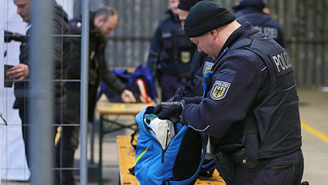 Champions League: Polizei erteilt 144 PSG-Fans Betretungsverbote für ...