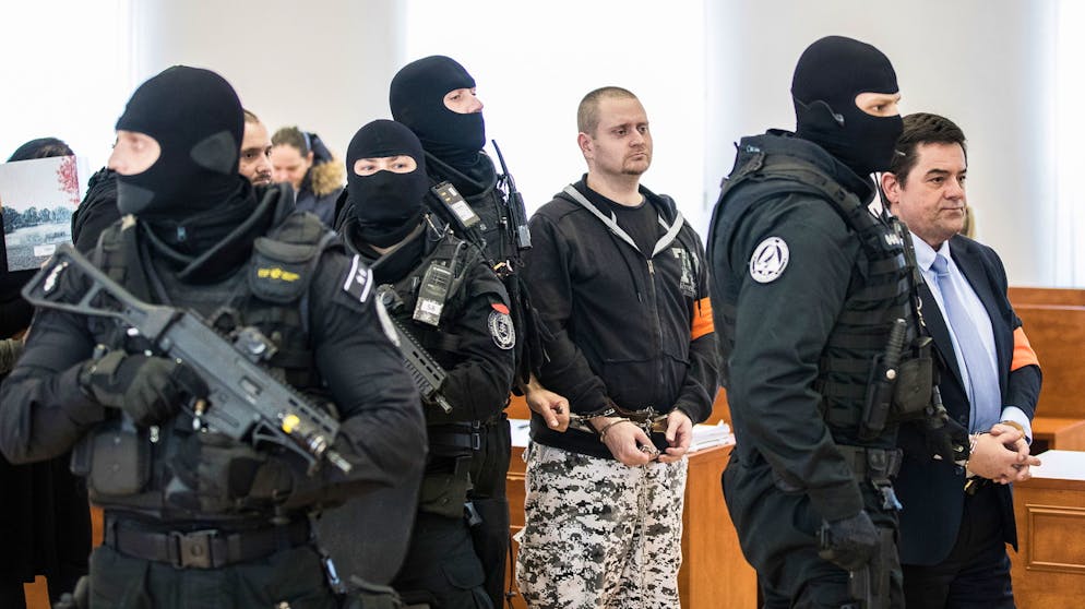 Von rechts die Angeklagten Kočner, Miroslav Marcek und Tomas Szabo.