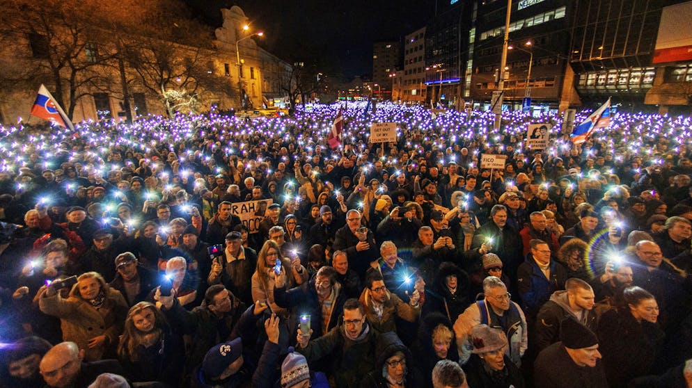 Bürgerprotest in Bratislava: Ein Jahr nach der Tat am 21. Februar 2019 zeigen die Slowaken erneut Flagge.