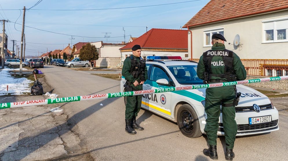 Mord an Ján Kuciak und seiner Verlobten Martina: Die Polizei sichert am 26. Februar 2018 den Tatort in Vel'ká Mača.