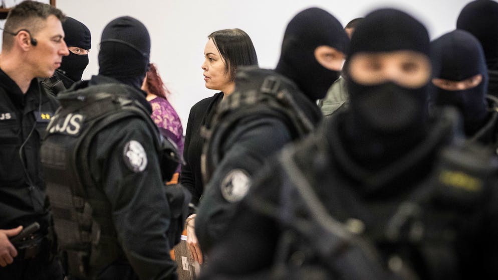 Alena Zsuzsová – und ganz viel Polizei – am 13. Januar vor dem Gericht in Pezinok.