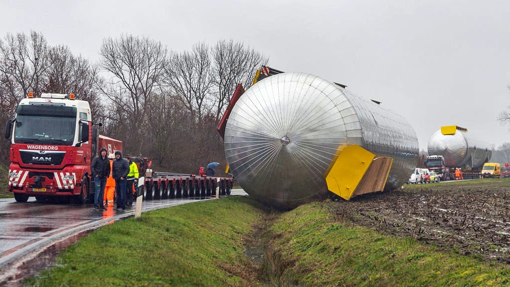 Un mezzo speciale del peso totale di 430 tonnellate che attraversava il Paese dell’Ems in Germania si è improvvisamente fermato. Uno dei suoi due container lunghi 35 metri è, infatti, caduto in un fossato, il che ha portato all’arresto di tutto il convoglio. Non si sa perché il semirimorchio e il container si siano rovesciati. Non ci sono stati feriti.