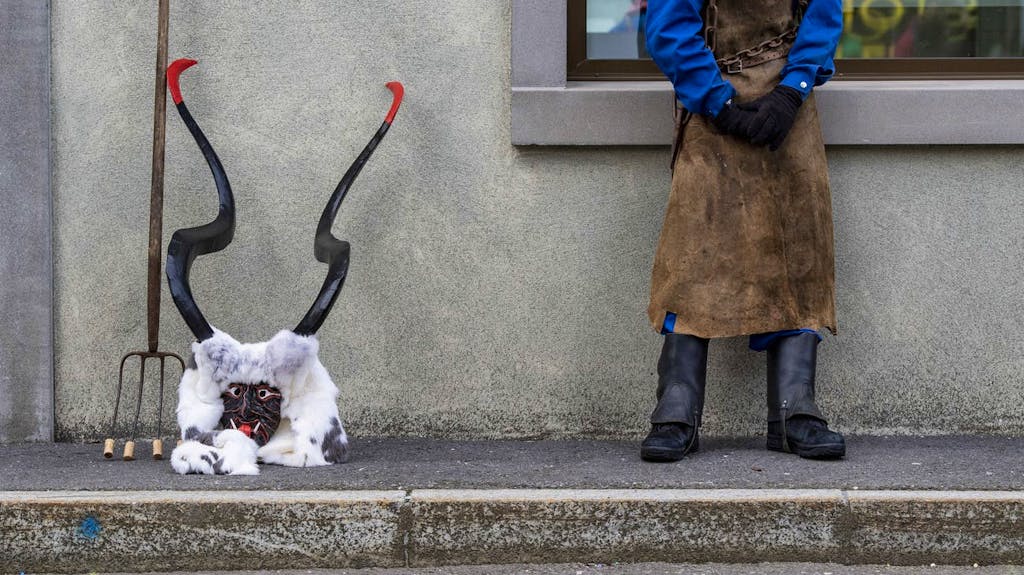 Un diavolo senza testa attende la sua vittima: un figurante si prepara ad entrare in azione durante la tradizionale sfilata del «Sühudi» nell’ambito del carnevale di Einsiedeln.