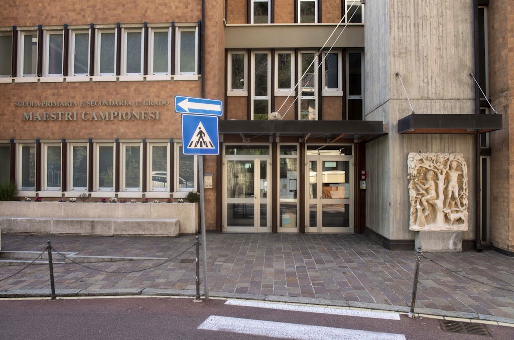 Campione d'Italia: chiusura delle scuole per prevenzione Corona Virus. Nella foto la sede della Scuola primaria "Maestri Campionesi" chiusa su ordine della Regione Lombardia per far fronte al contagio da Coronavirus.