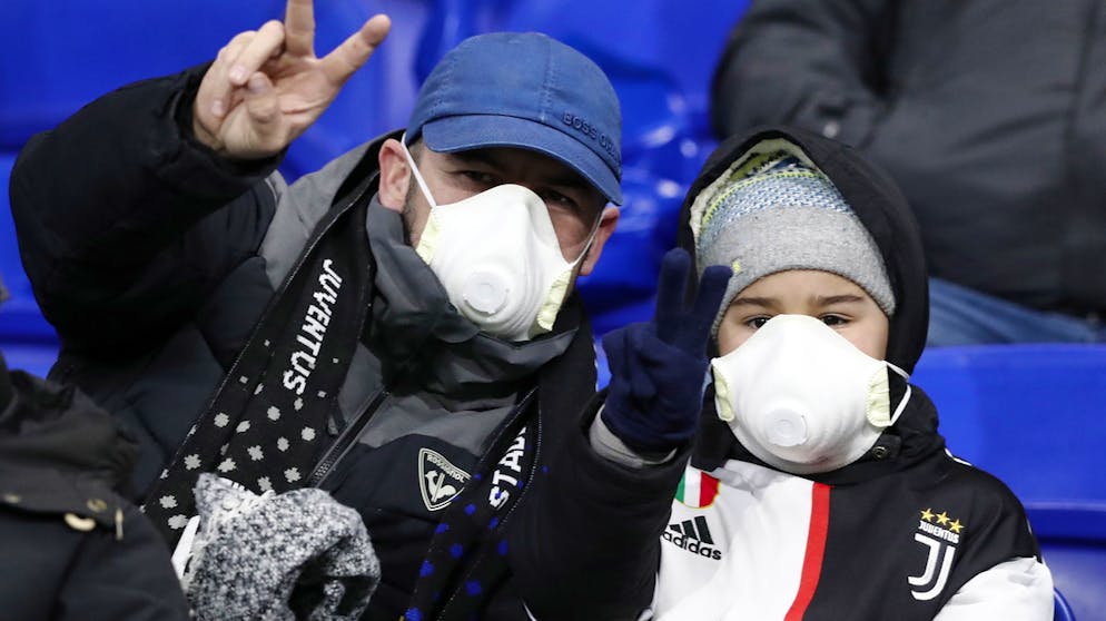 Sportbilder des Tages. Das Coronavirus hält die Welt in Atem: Diese Zuschauer beim Champions-League-Spiel zwischen Lyon und Juventus machen das Beste daraus.