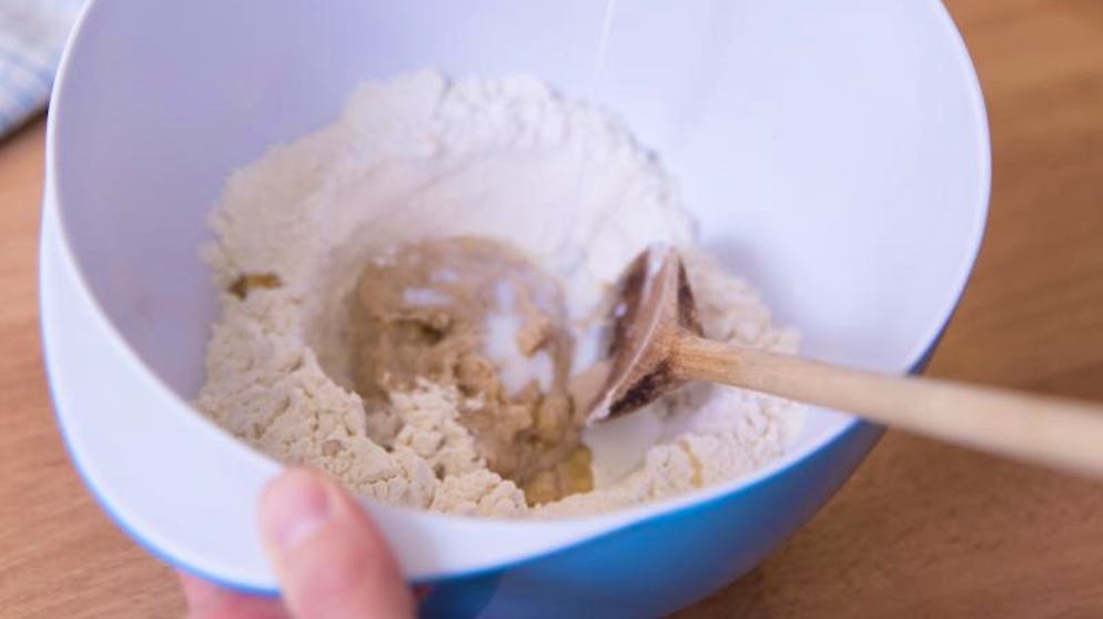 In der Mitte der Mehlkuhle entwickelt sich – je nach Rezept – mit Milch, Hefe, Butter und Zucker der Vorteig.