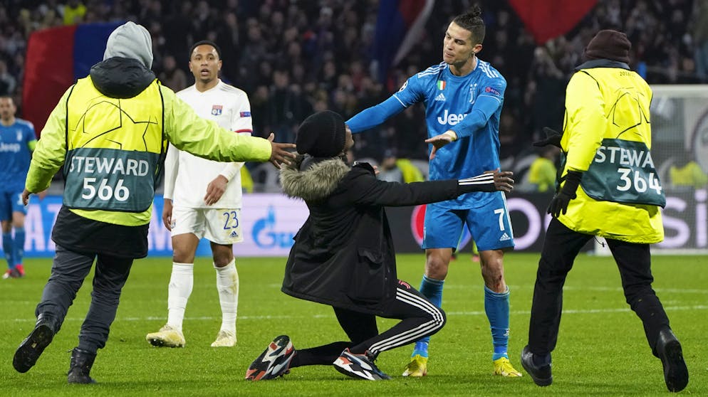 Sportbilder des Tages. Ein Flitzer geht Cristiano Ronaldo im Achtelfinal-Hinspiel der Champions League auf die Nerven.