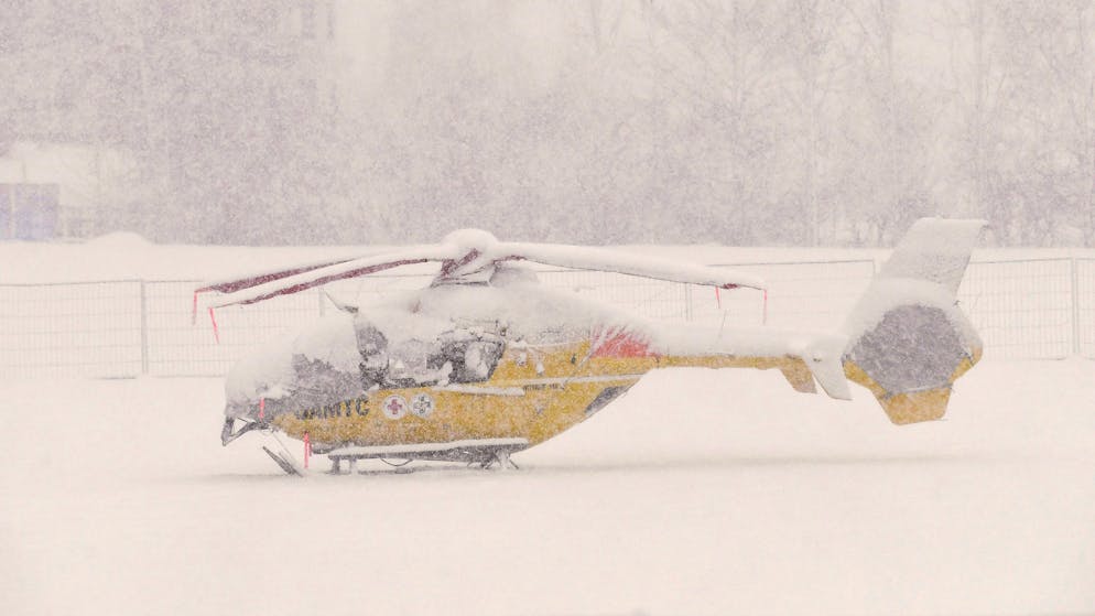 Sportbilder des Tages. Ein verschneiter Helikopter in Hinterstoder nach dem abgesagten Ski-Rennen.