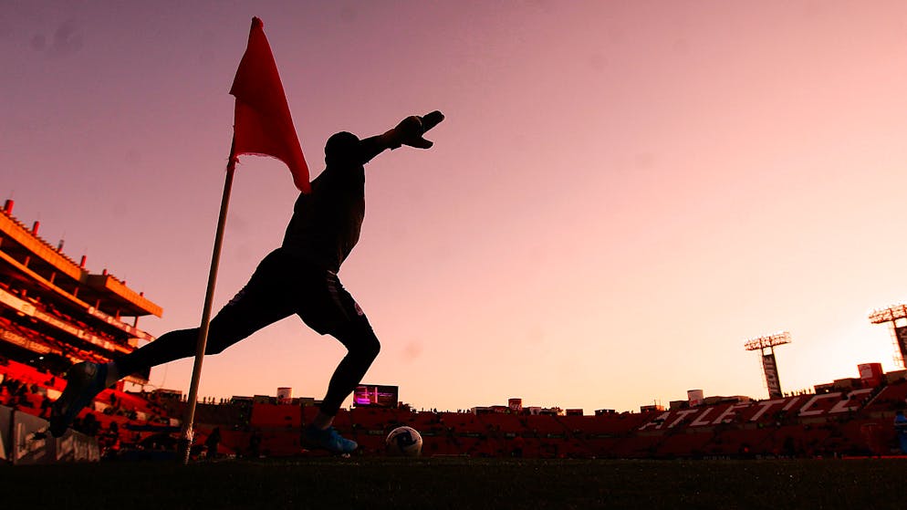 Sportbilder des Tages. Sieht aus wie eine Zeichnung, ist aber ein Foto. Aufgenommen beim mexikanischen Cup-Duell zwischen Atlético San Luis und dem FC Juarez.
