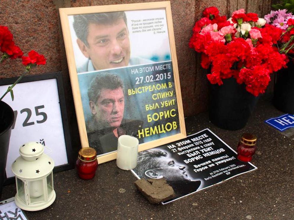 Mysteriöse Todesfälle unter Putin. Er war der erste prominente Oppositionelle, der unter Putin ermordet wurde. Mit Blumen, Kerzen und Fotos wird im Februar am Ort der Bluttat in Moskau des 2015 ermordeten Boris Nemzow gedacht.
