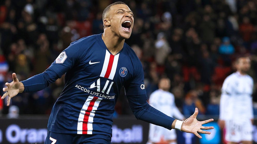Sportbilder des Tages. Kylian Mbappé freut sich über seine beiden Tore gegen Dijon. PSG gewinnt am Ende 4:0.