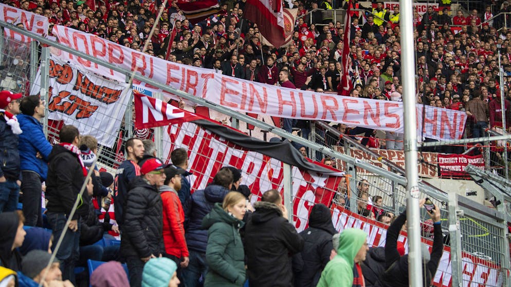 Sportbilder des Tages. Bayern-Fans sorgen für zwei Spielunterbrüche. Mit primitiven Botschaften auf Bannern gegen TSG-Mäzen Hopp ...