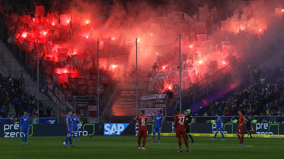Sportbilder des Tages. ... und dem unnötigen Abbrennen von pyrotechnischem Material. Das Spiel haben die Bayern übrigens mit 6:0 gewonnen, davon spricht aber keiner mehr.