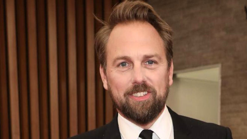 Moderator Steven Gätjen führt durch das Gespräch mit Boris Becker.