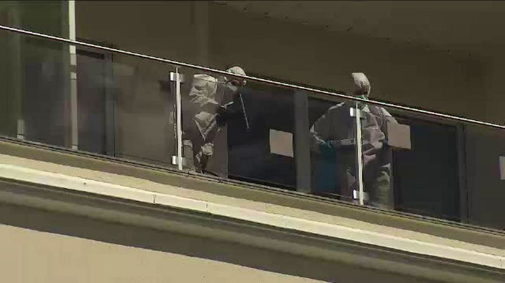 Gli esperti forensi al lavoro all'epoca sul balcone nella camera dove ha perso la vita la 22enne.