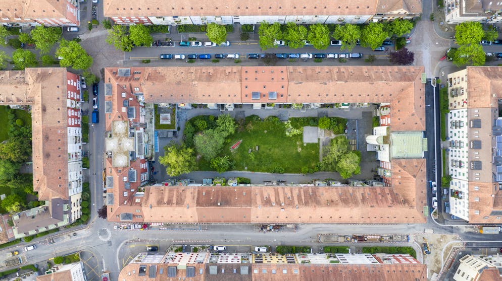 Überblick einer Wohnsiedlung mit Innenhof in der Stadt Zürich.