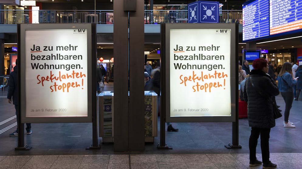 Abstimmungsplakate hängen im Bahnhof Bern.
