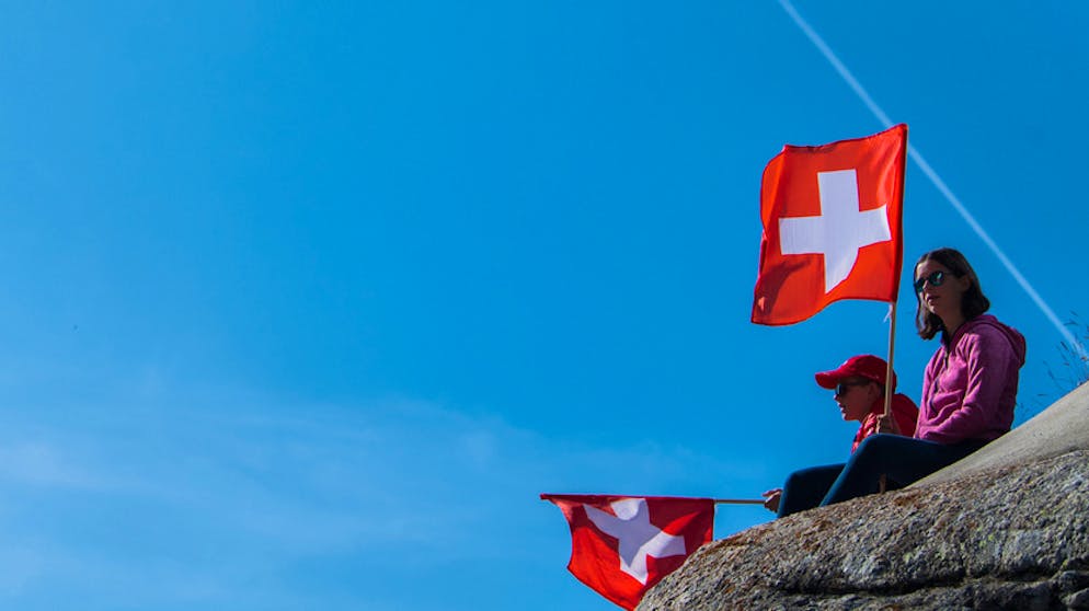 Kinder mit Schweizer Fahnen an der Messfeier am1. August 2019 auf dem Gotthard-Pass. Das Aargauer Volk bestätigt höhere Hürden für eine Einbürgerung.
