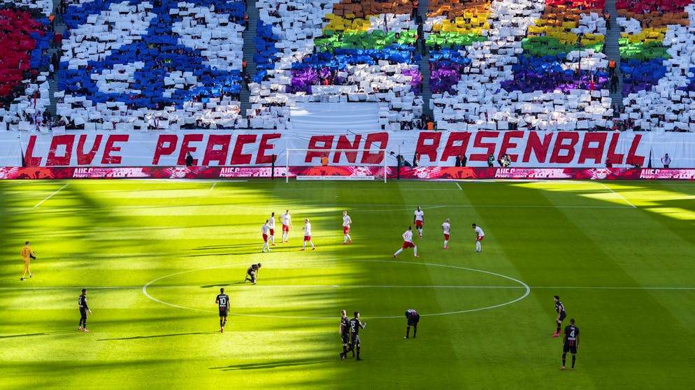 Sportbilder des Tages. Peace, Love and Rasenball. Leipzig-Anhänger plädieren für «freundlichen» Fussball ...