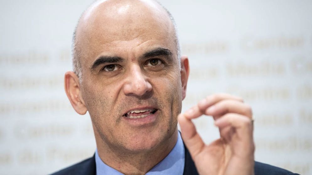 Die Coronavirus-Krise: Eine Chronologie. 28. Februar: Bundesrat untersagt alle Grossanlässe: Der Bundesrat verbietet wegen des grassierenden Coronavirus alle öffentlichen Grossveranstaltungen mit mehr als tausend Teilnehmerinnen und Teilnehmern. Das Verbot gilt laut dem Departement des Innern bis zum 15. März und wurde aufgrund der besonderen Lage verhängt.