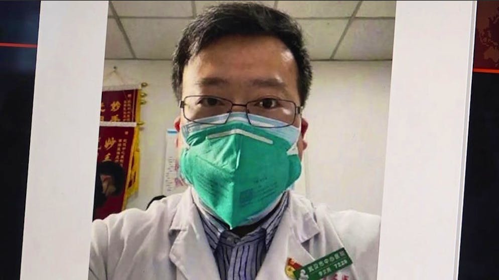 Die Coronavirus-Krise: Eine Chronologie. 7. Februar: Der Arzt Li Wenliang stirbt. Er war bekannt, weil er offenbar schon am 30. Dezember vor der neuen Coronavirusvariante (Rückkehr von SARS) gewarnt hatte.