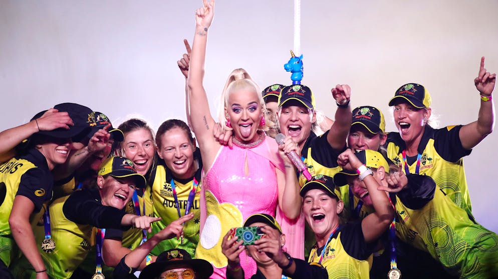 Sportbilder des Tages. Kate Perry sorgt bei der Cricket-WM der Frauen in Melbourne für Unterhaltung.