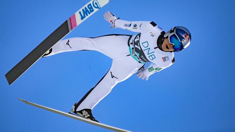Sportbilder des Tages. Kopfüber in Richtung 120-Meter-Marke: Ryoyu Kobayashi.