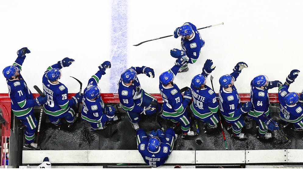 Sportbilder des Tages. Kein Handshake-Verbot in der NHL – die dicken Handschuhe schützen auch vor dem Coronavirus.