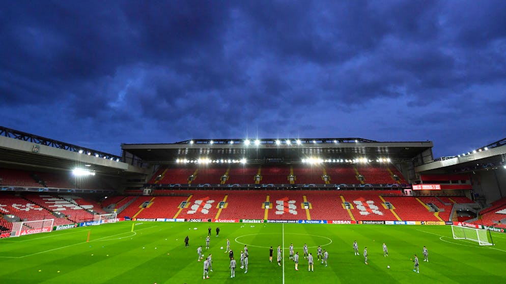 Sportbilder des Tages. Die Ruhe vor dem Sturm – trotz Geisterspielen und Spielabsagen in grossen Teilen Europas werden in Anfield am Mittwochabend über 54'000 Zuschauer erwartet.