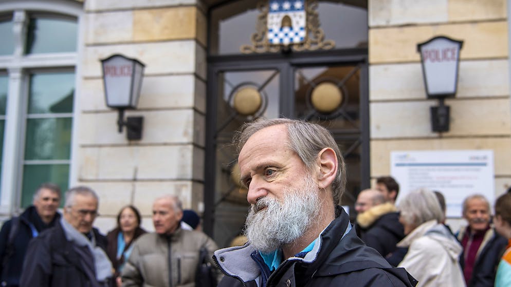 Le pasteur évangélique Norbert Valley a bénéficié du soutien d'un nombreux public jeudi avant l'audience devant le tribunal à La Chaux-de-Fonds, sans compter une forte présence des médias.
