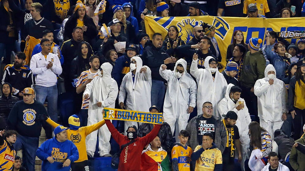 Sportbilder des Tages. Tigres-Fans im Corona-Outfit beim Spiel der CONCACAF Champions League gegen New York City.
