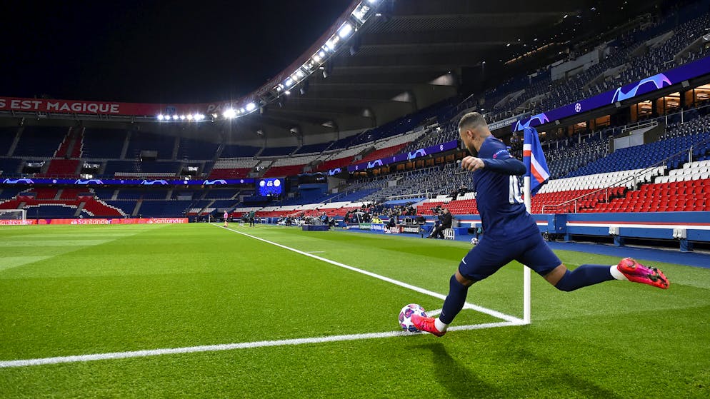 Sportbilder des Tages. Kein Trainingsspiel, sondern Champions-League-Achtelfinal: Neymar schlägt die Ecke vor leeren Rängen.