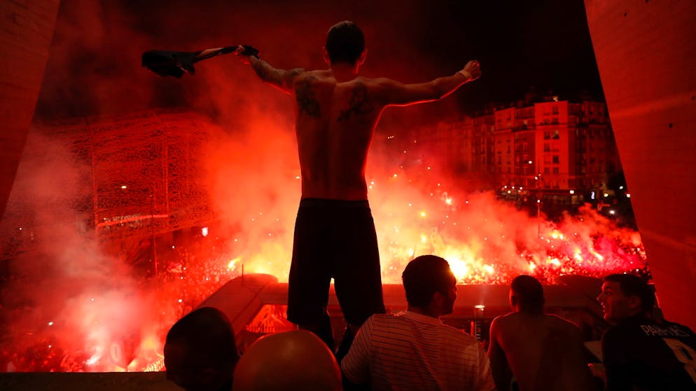 Sportbilder des Tages. Der Parc des Princes bleibt leer, nach dem Spiel feiern die PSG-Stars (im Bild Angel di Maria) aber mit tausenden Fans den Viertfinal-Einzug in der Champions League.