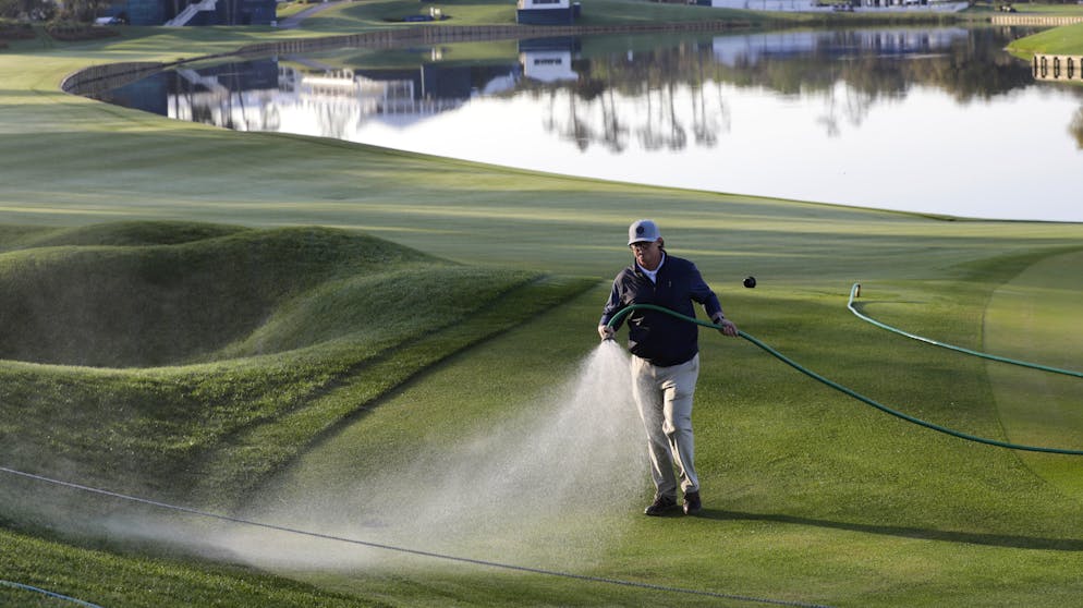 Sportbilder des Tages. Auch die Golf-Tour fällt ins Wasser.
