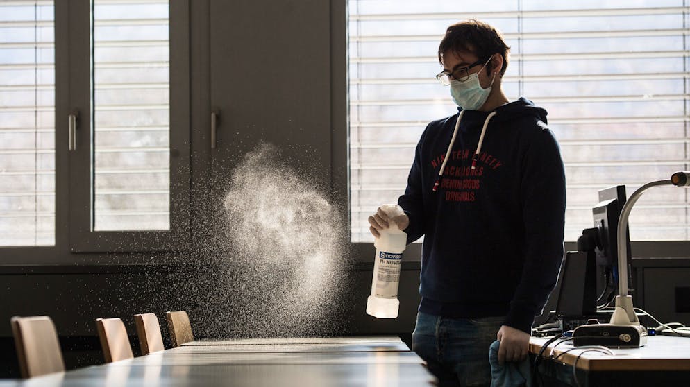 Die Coronavirus-Krise: Eine Chronologie. 13. März: Der Bundesrat verschärft die Massnahmen im Kampf gegen das Coronavirus deutlich. Neu sind Veranstaltungen mit mehr als 100 Teilnehmenden verboten, zudem wird in allen Schulen der Präsenzunterricht vorerst bis Anfang April gestoppt.