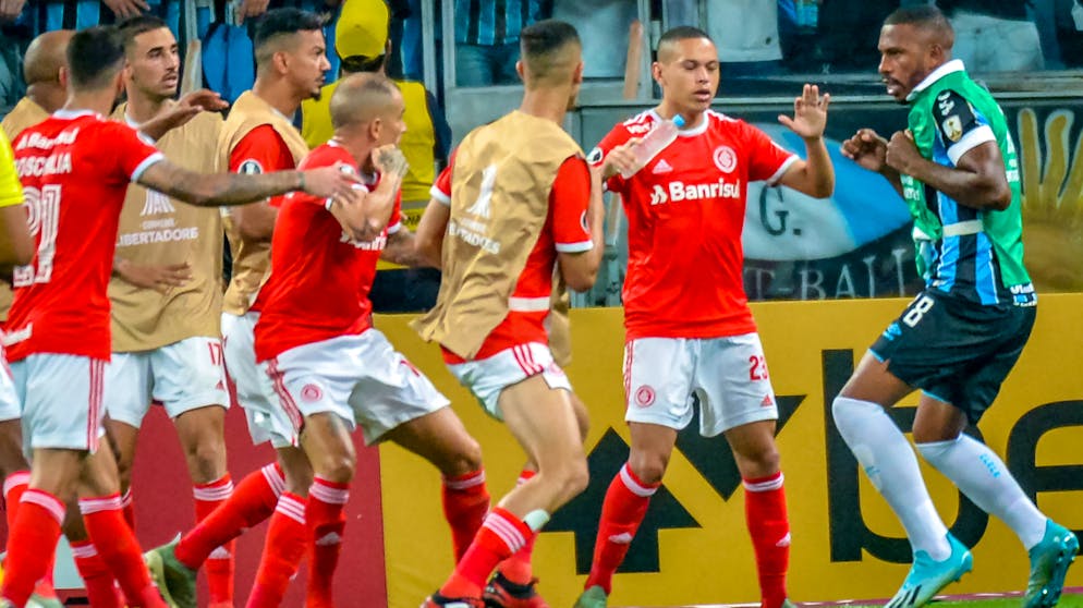 Sportbilder des Tages. Einer gegen alle im brasilianischen Klassiker zwischen Gremio und Internacional.