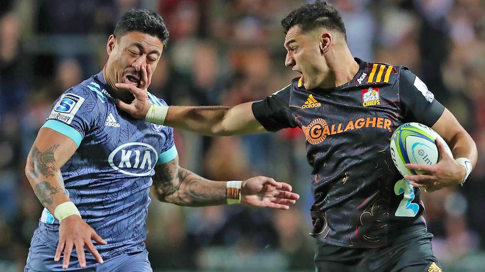 Sportbilder des Tages. Eeine der wichtigen Hygienemassnahmen im Kampf gegen die Ausbreitung des Coronavirus: Man soll sich nicht ins Gesicht fassen. In Neuseeland ist man davon (noch) nicht betroffen. Deshalb kann auch noch Rugby gespielt werden – Zuschauer inklusive.