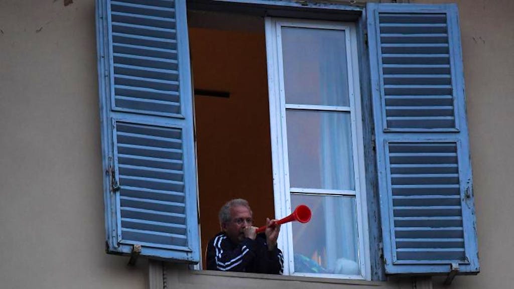 News. Musik auf Balkonen gegen Viruskrise in Italien