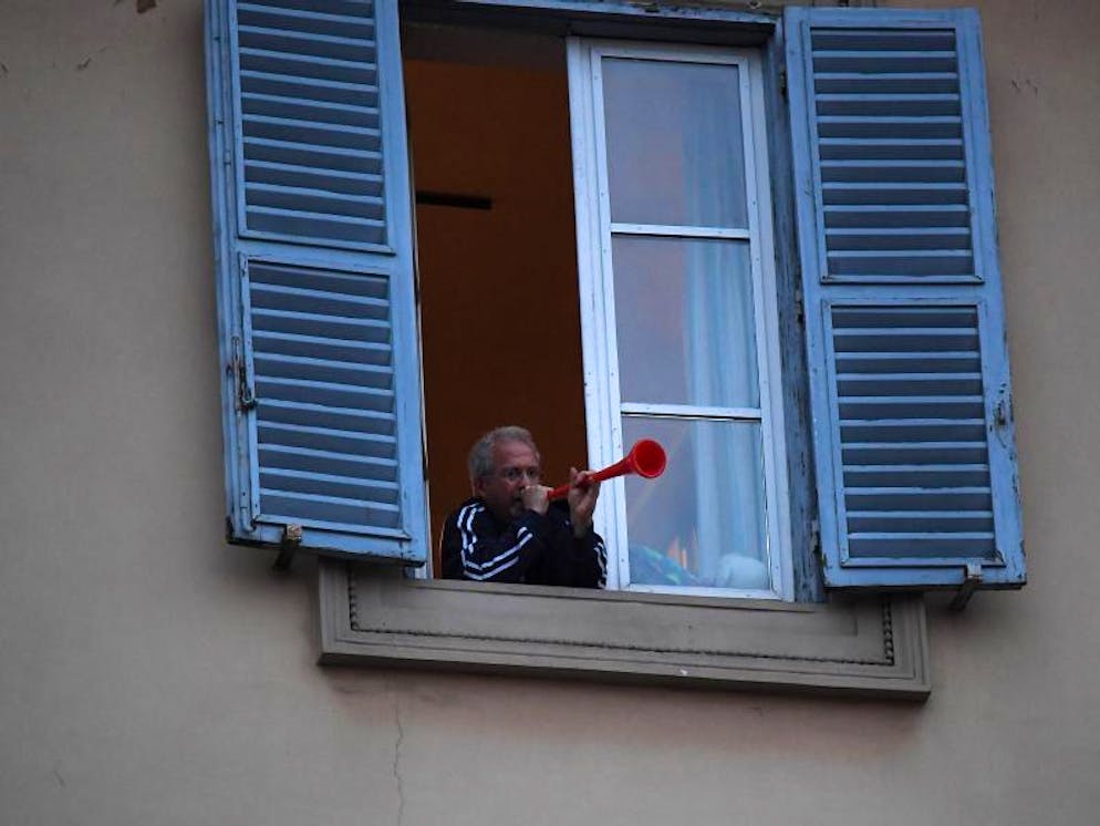 Musik auf Balkonen gegen Viruskrise in Italien. Mit Musik gegen die Einsamkeit: «Flashmob sonoro» (klingender Flashmob) in Rom. Foto: Elisa Lingria/XinHua/dpa