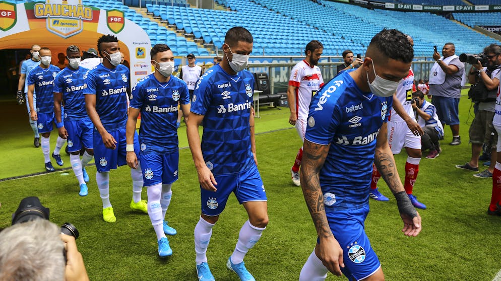 Sportbilder des Tages. Spieler des brasilianischen Klubs Gremio protestieren mit Atemmasken gegen die Austragung von Fussballspielen während der Coronakrise.