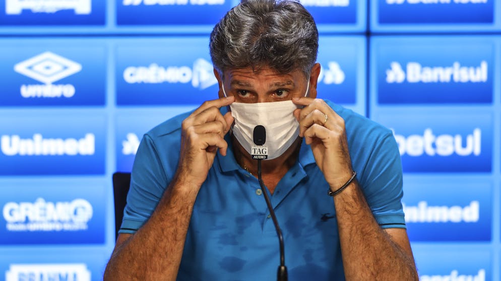 Sportbilder des Tages. Auch Gremio-Trainer Renato Portaluppi trägt nach dem Spiel an der Pressekonferenz eine Maske.